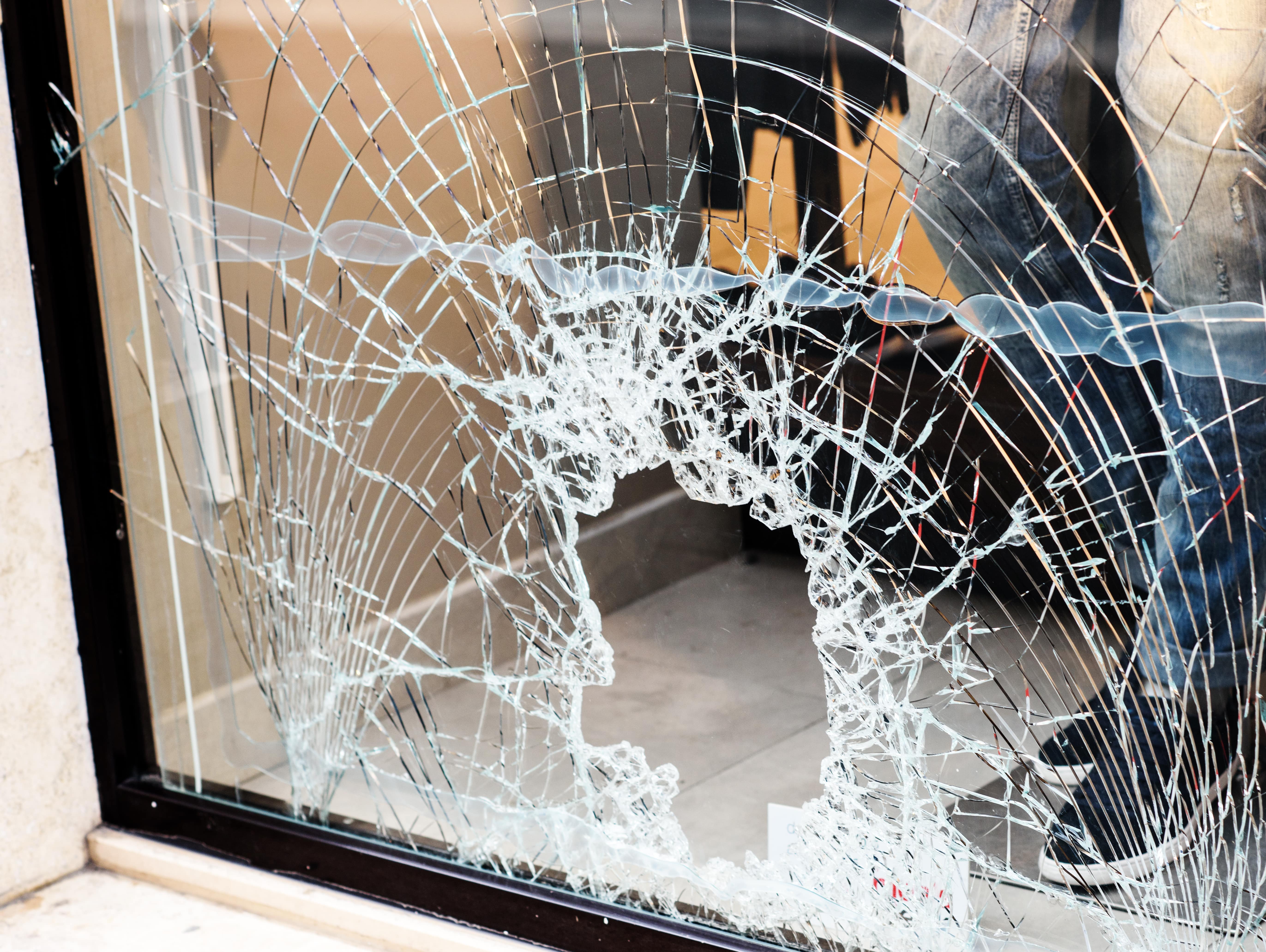 Разбили стекло на двери. Разбитые стеклопакеты. Разбитые пластиковые окна. Разбитое стекло в окне. Стекло окно.
